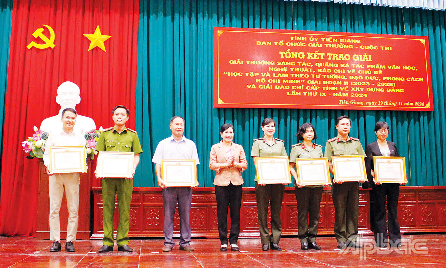 Lãnh đạo tỉnh trao Bằng khen của Ban Thường vụ Tỉnh ủy (tác phẩm đoạt giải Nhất) các thể loại về Giải thưởng sáng tác, quảng bá tác phẩm văn học, nghệ thuật, báo chí với chủ đề “Học tập và làm theo tư tưởng, đạo đức, phong cách Hồ Chí Minh” giai đoạn II (2023 - 2025) cho tập thể tác giả, cá nhân. Ảnh: HẢI ĐĂNG