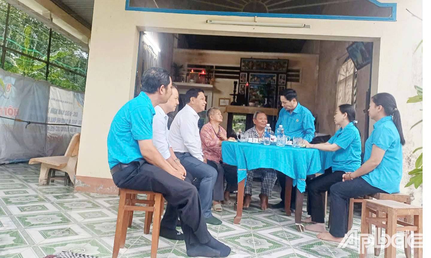 Giám đốc Sở Nội vụ Lý Văn Cẩm và Chủ tịch LĐLĐ tỉnh Tiền Giang Lê Minh Hùng thăm hỏi, trao hỗ trợ công nhân bị tai nạn lao động dịp Tháng Công nhân năm 2025
