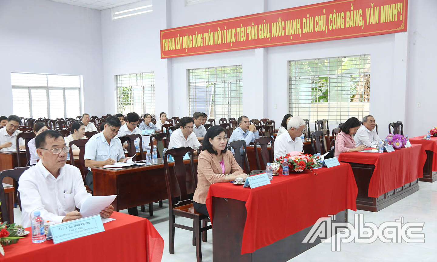 Lãnh đạo tỉnh và địa phương về tham dự cuộc họp.