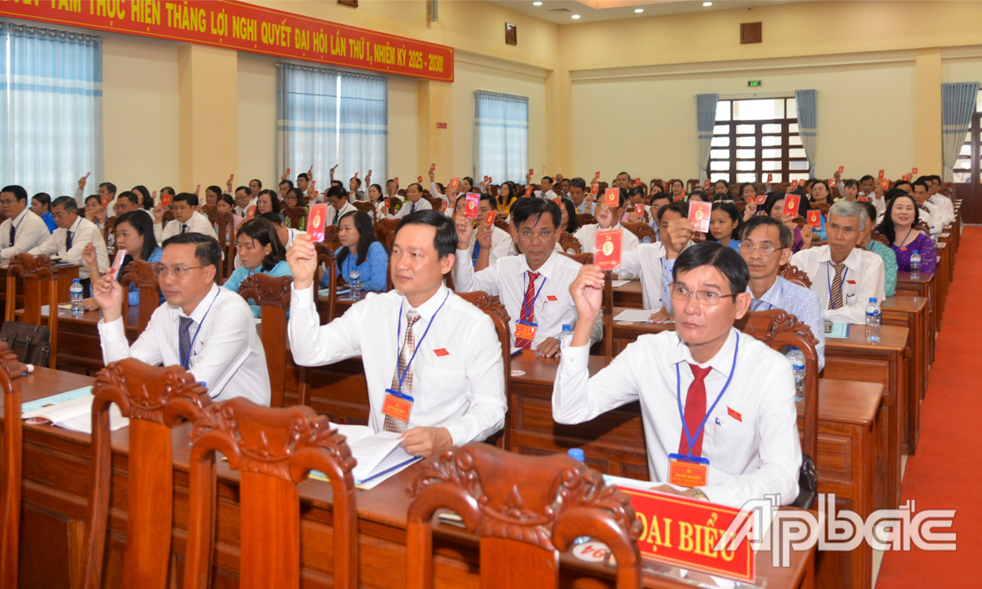 Đại biểu biểu quyết thông qua dự thảo Nghị quyết Đại hội.