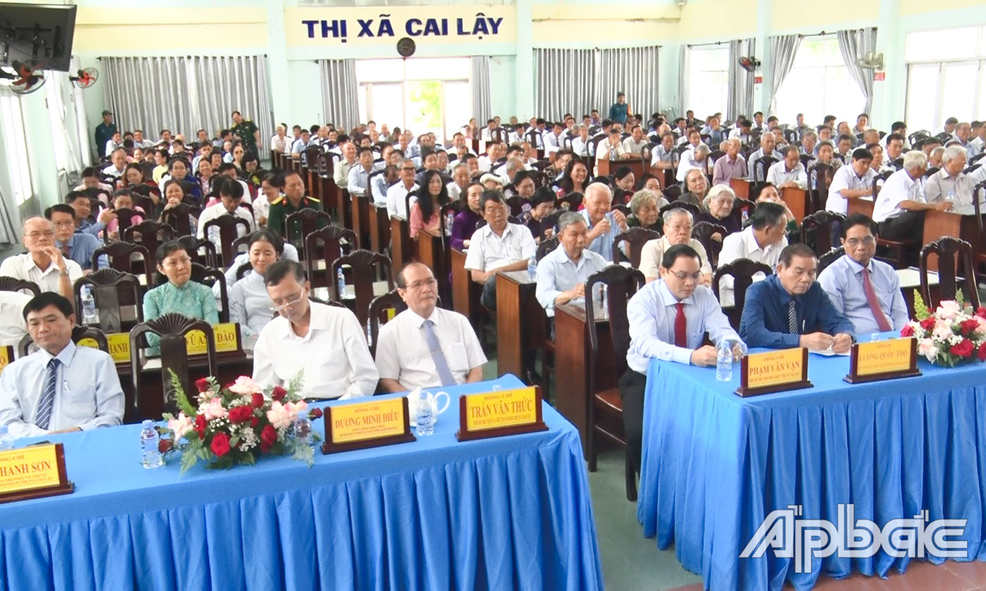 Đại biểu dự buổi họp mặt.