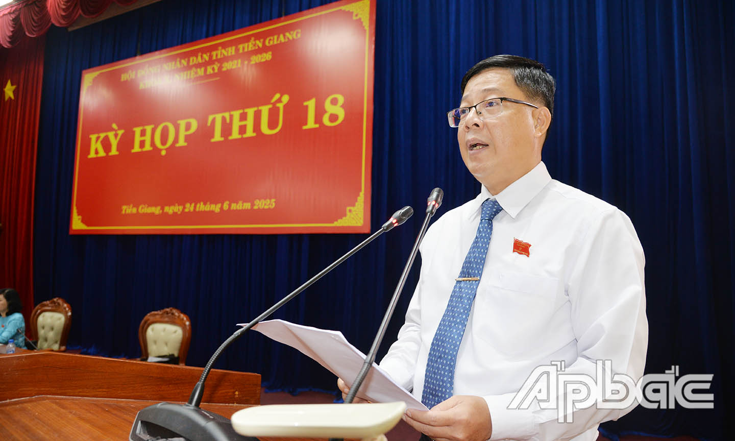 Đồng chí Trần Thanh Nguyên báo cáo kết quả hoạt động 6 tháng đầu năm và phương hướng, nhiệm vụ năm 2025 của Thường trực Hội đồng nhân dân tỉnh Tiền Giang