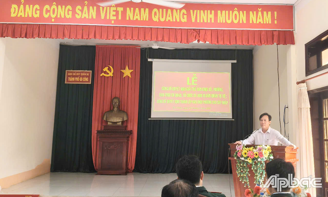 Đồng chí Giản Bá Huỳnh phát biểu động viên cán bộ, chiến sĩ tại buổi lễ.