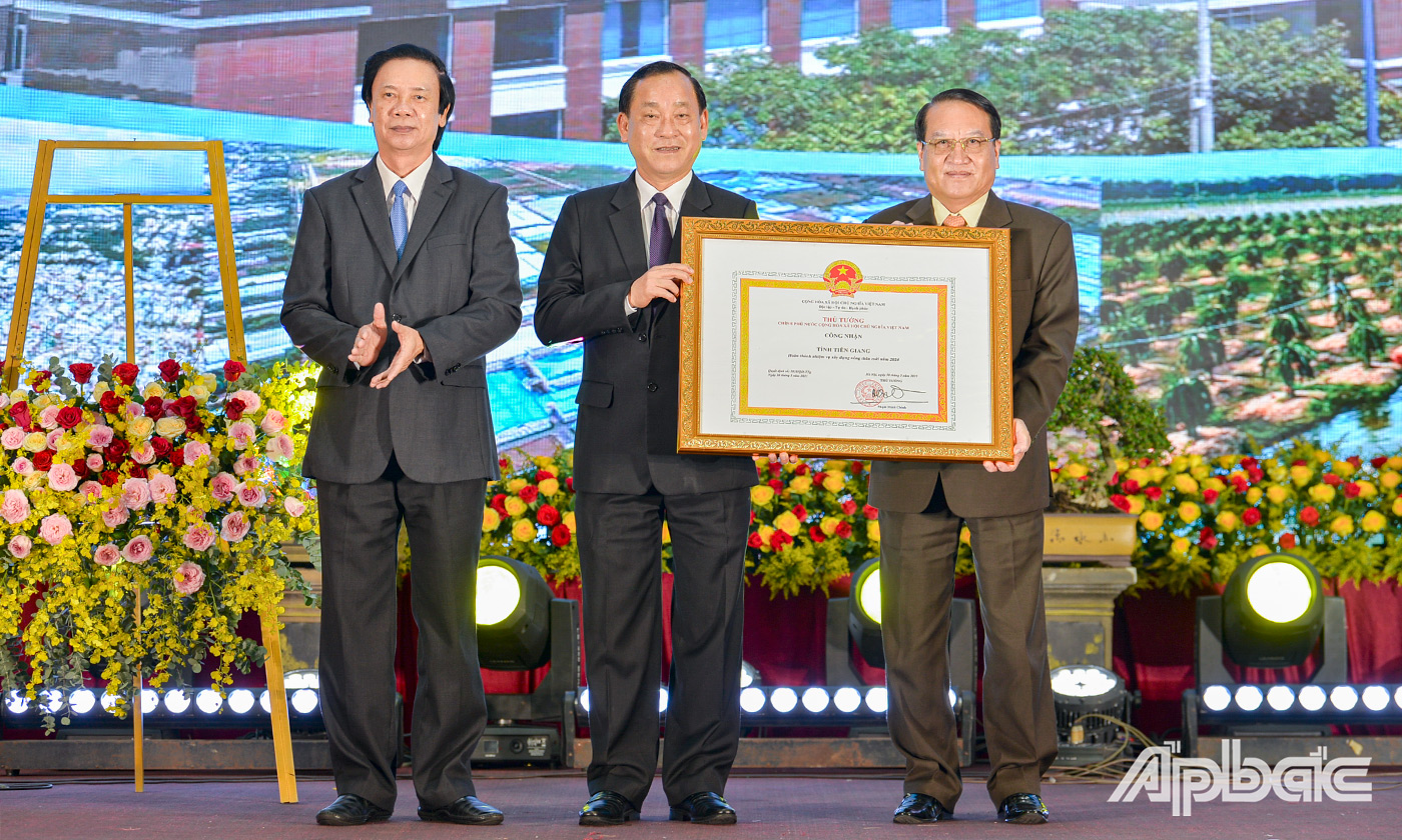 Đồng chí Nguyễn Văn Danh, Ủy viên Ban Chấp hành Trung ương Đảng, Bí thư Tỉnh ủy, Trưởng Đoàn Đại biểu Quốc hội tỉnh Tiền Giang thừa ủy quyền của Thủ tướng Chính phủ trao Bằng công nhận của Thủ tướng Chính phủ Công nhận tỉnh Tiền Giang đạt chuẩn NTM năm 2024 cho lãnh đạo UBND tỉnh Tiền Giang.