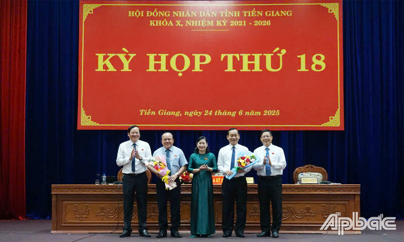 Tặng hoa các đồng chí 