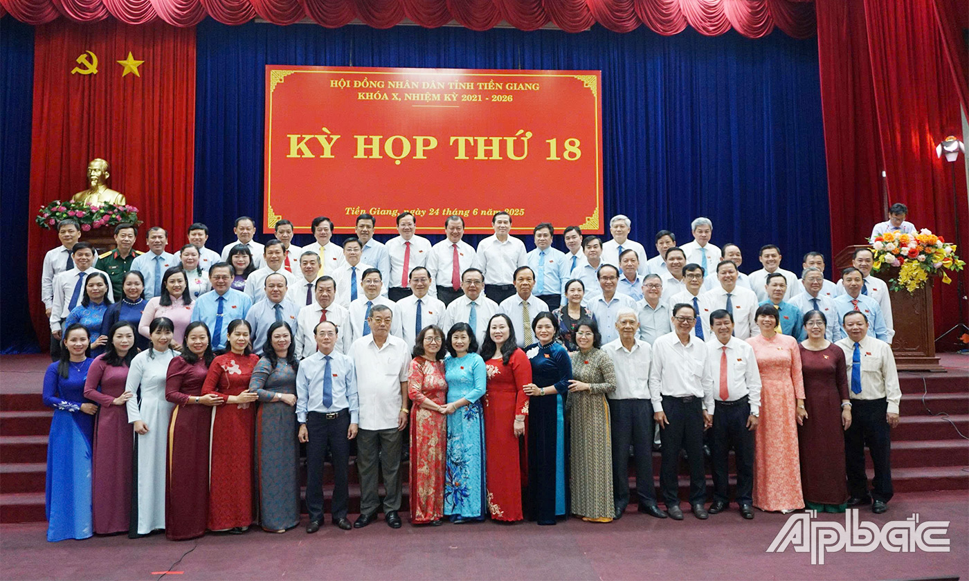 Lãnh đạo HĐND tỉnh chụp ảnh lưu niệm với các đồng chí nguyên lãnh đạo HĐND, UBND tỉnh và các đại biểu