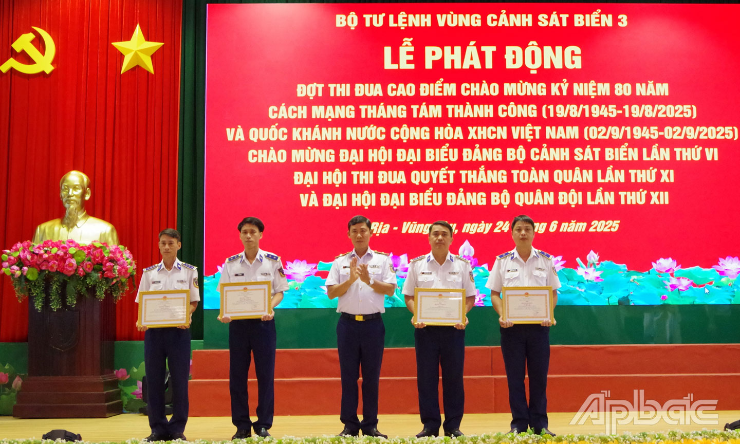 Tặng Bằng khen của Cảnh sát biển cho các tập thể trong trong phục vụ và tham gia diễu binh, diễu hành tại Lễ kỷ niệm 50 năm Ngày Giải phóng miền nam, thống nhất đất nước.