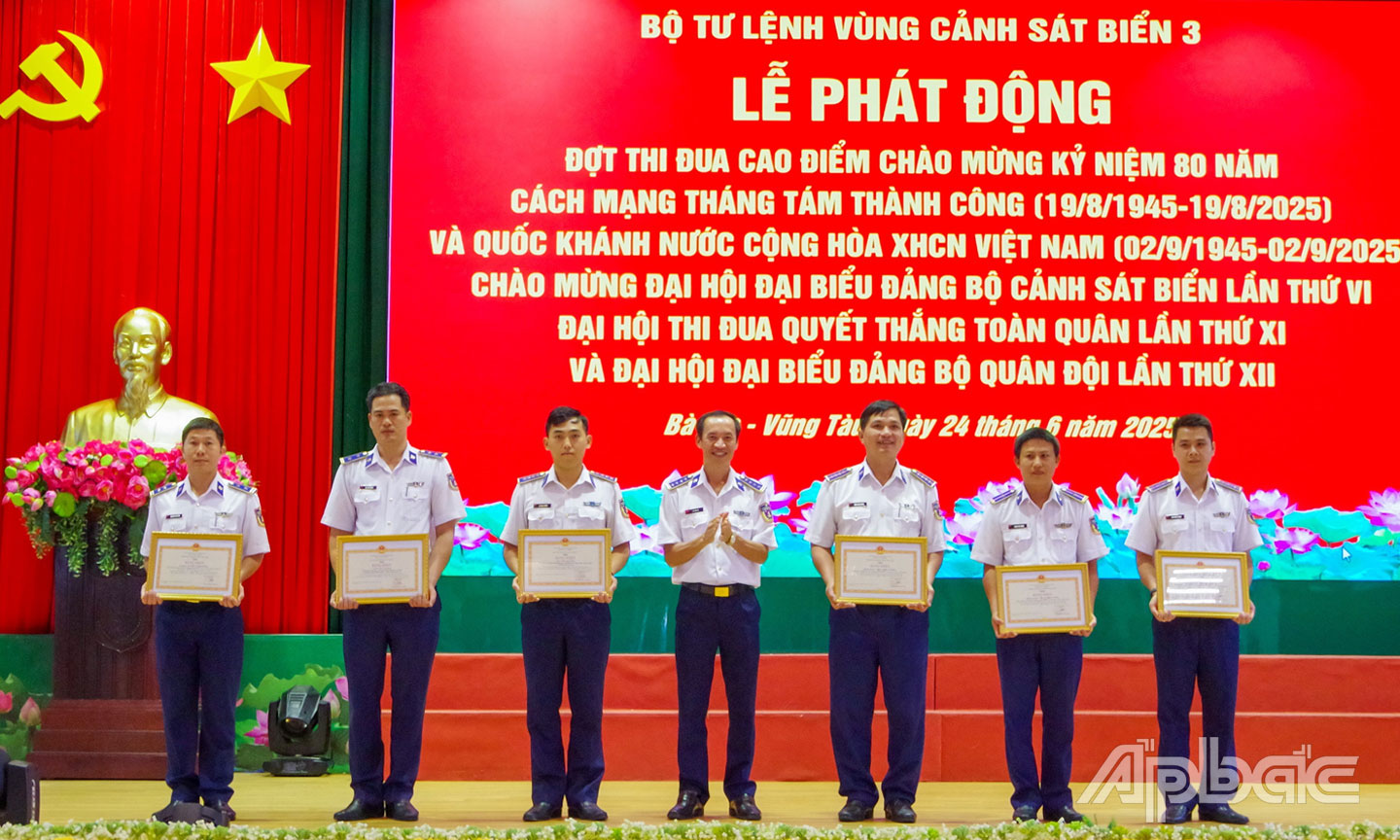 Đại tá Lê Văn Tú, Chính ủy Vùng Cảnh sát biển 3 trao Bằng khen cho các  cá nhân có thành tích xuất sắc trong đợt thi đua cao điểm Thần tốc - Quyết thắng.