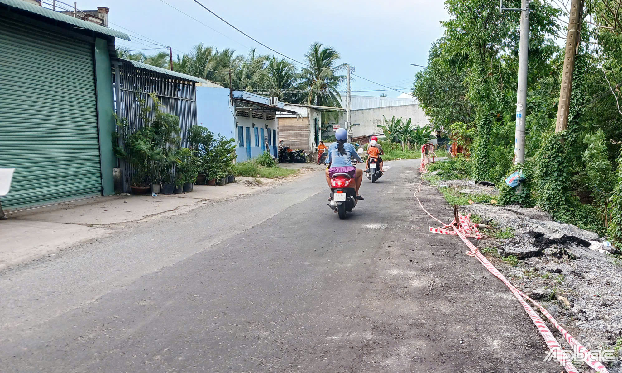 Tuyến đường huyện 87C (đạn từ Quốc lộ 50 đến Công ty TNHH SD) đang được duy tu, sửa chữa.