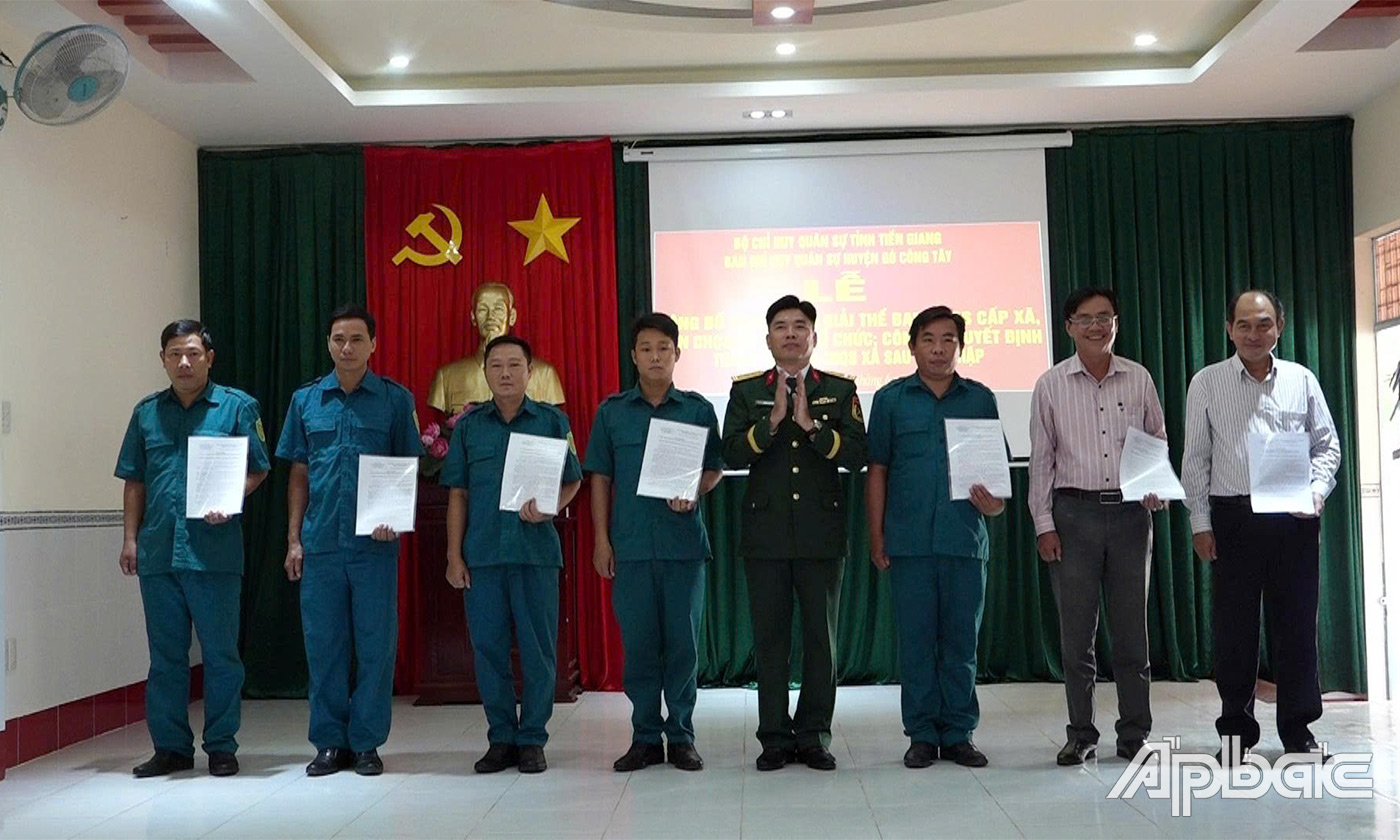 trao các Quyết định của Bộ Chỉ huy Quân sự tỉnh Tiền Giang về việc giải thể đối với 13 Ban CHQS cấp xã 