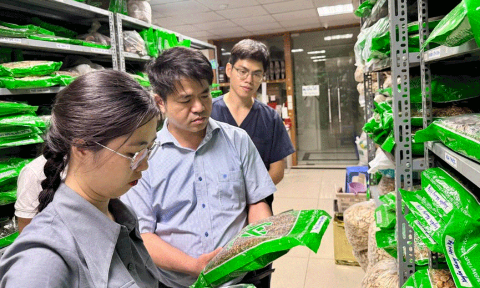 Đoàn kiểm tra của Cục Quản lý y dược cổ truyền kiểm tra tại một cơ sở sản xuất, kinh doanh thuốc y học cổ truyền trên địa bàn Hà Nội