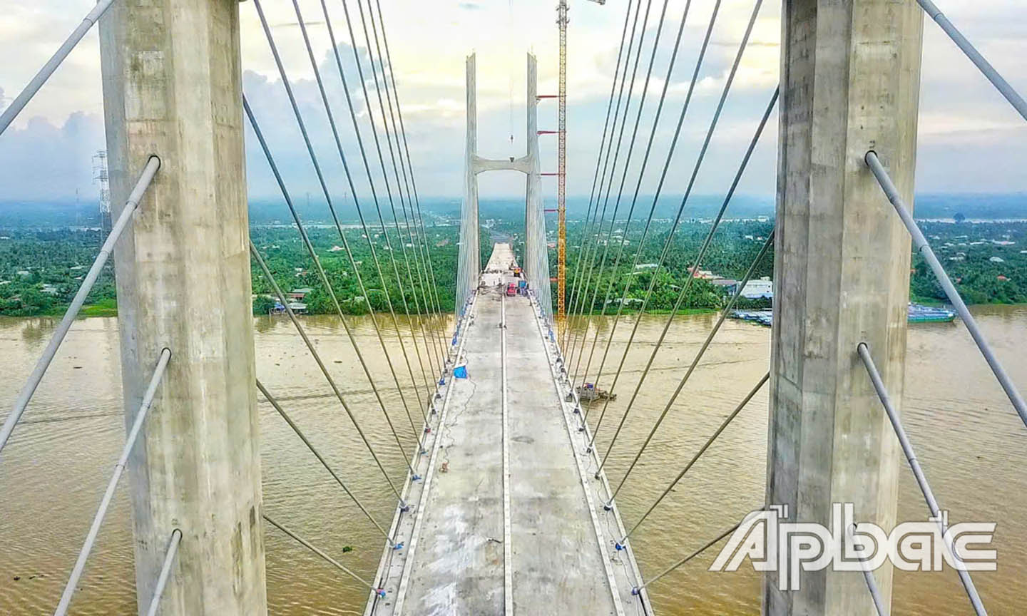 Phần cầu chính đã hợp long, đang tiến hành hoàn thiện.
