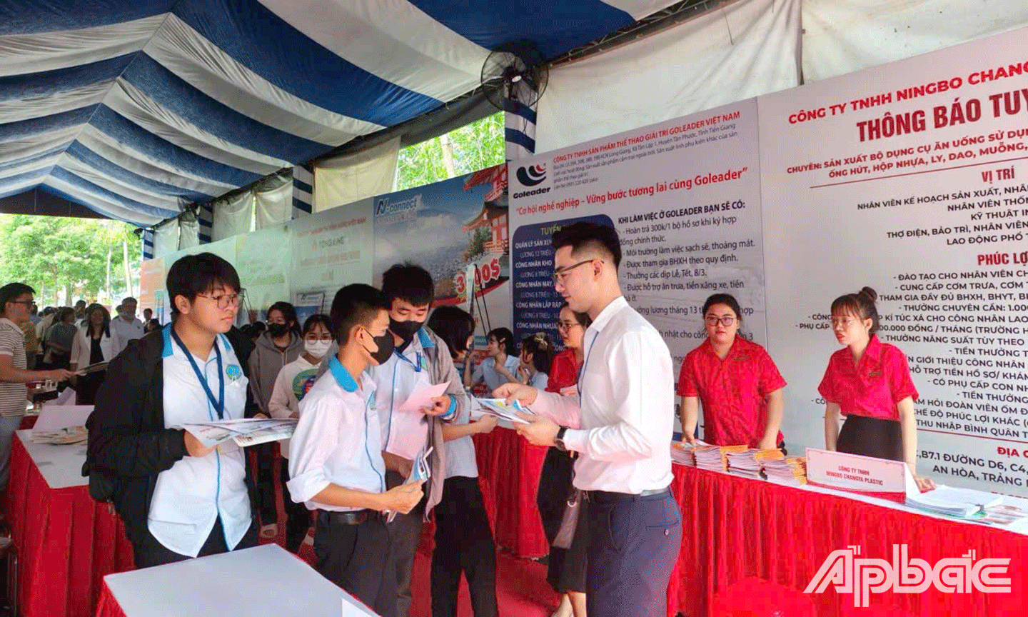 người lao động, học sinh, sinh viên được tham quan các gian hàng, trao đổi trực tiếp với nhà tuyển dụng và phỏng vấn sơ tuyển tại chỗ.