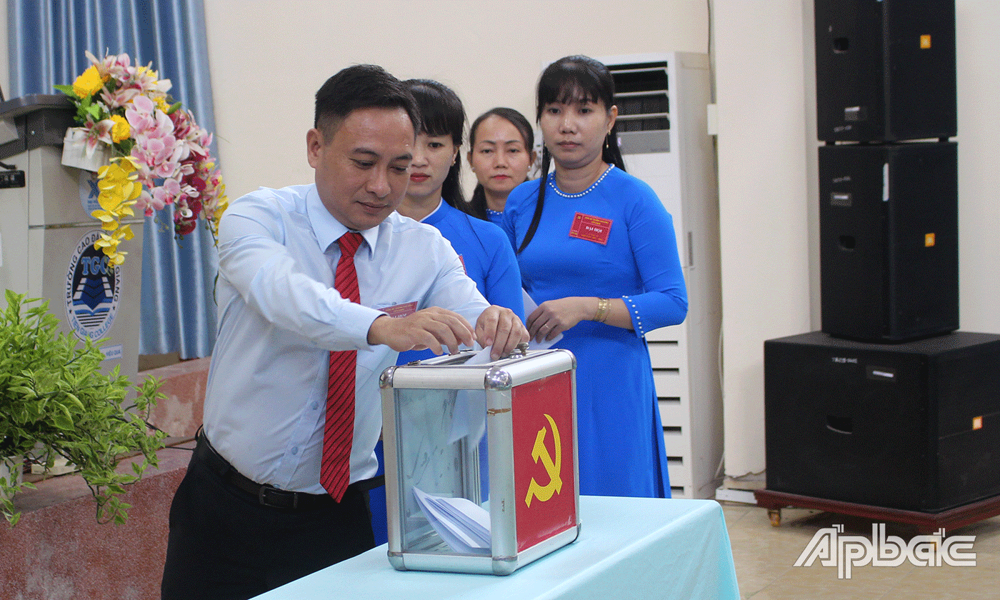 Các đảng viên bỏ phiếu bầu. 