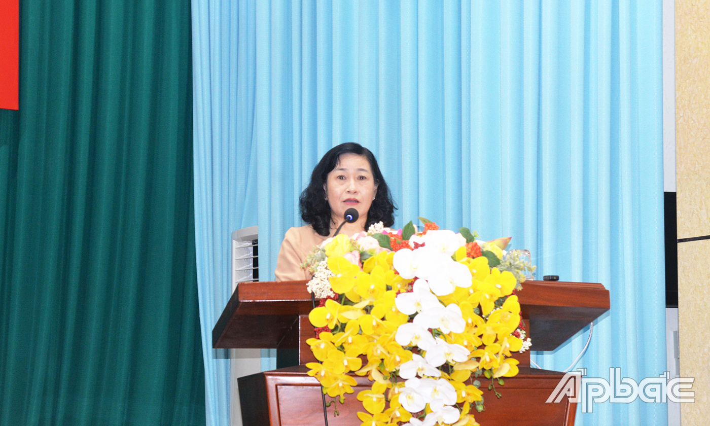 Đồng chí Châu Thị Mỹ Phương, Phó Bí thư Tỉnh ủy, Chủ tịch HĐND tỉnh phát biểu điều hành hội nghị