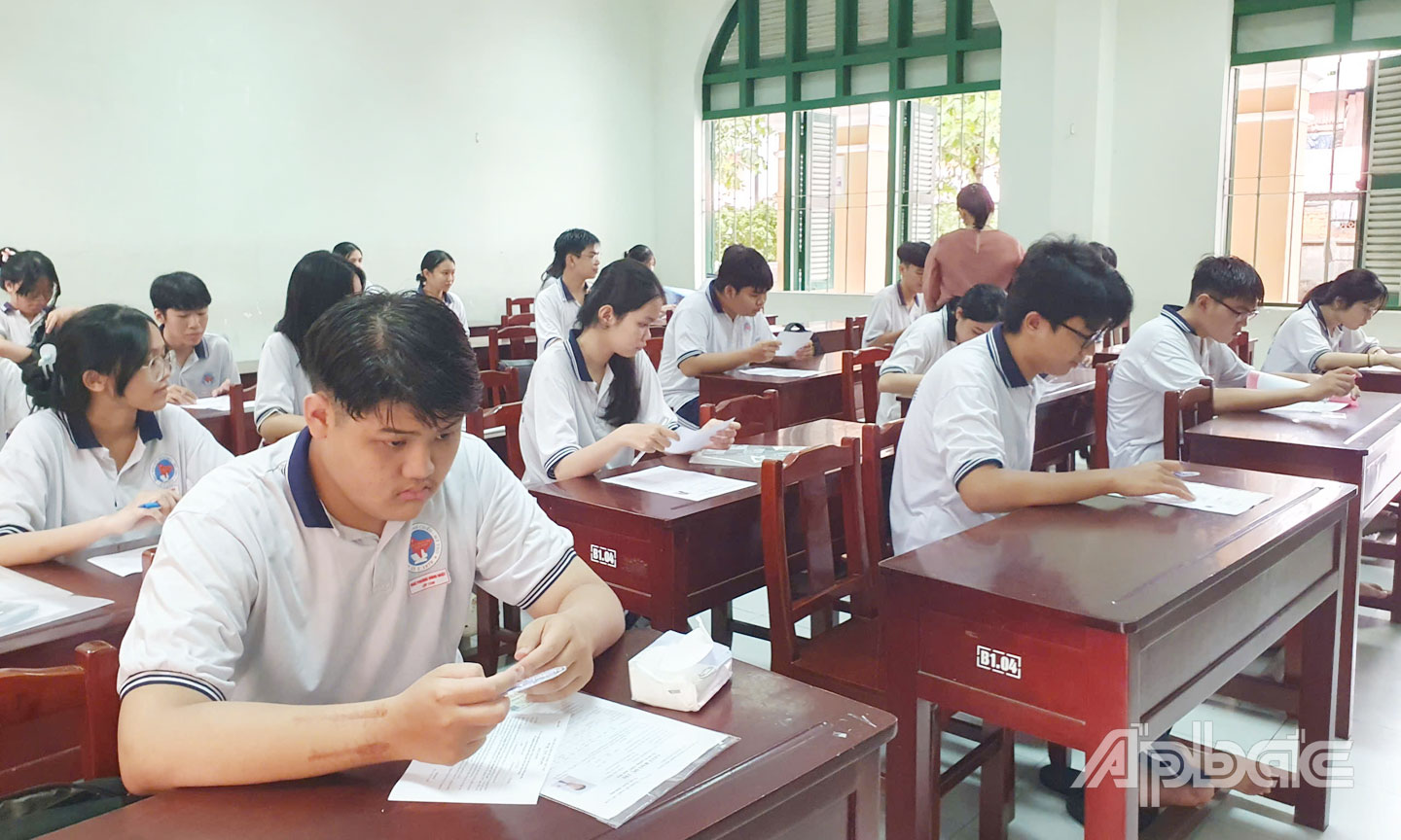 Một số hình ảnh ghi nhận tại điểm thi Trường THPT Nguyễn Đình Chiểu, TP. Mỹ Tho