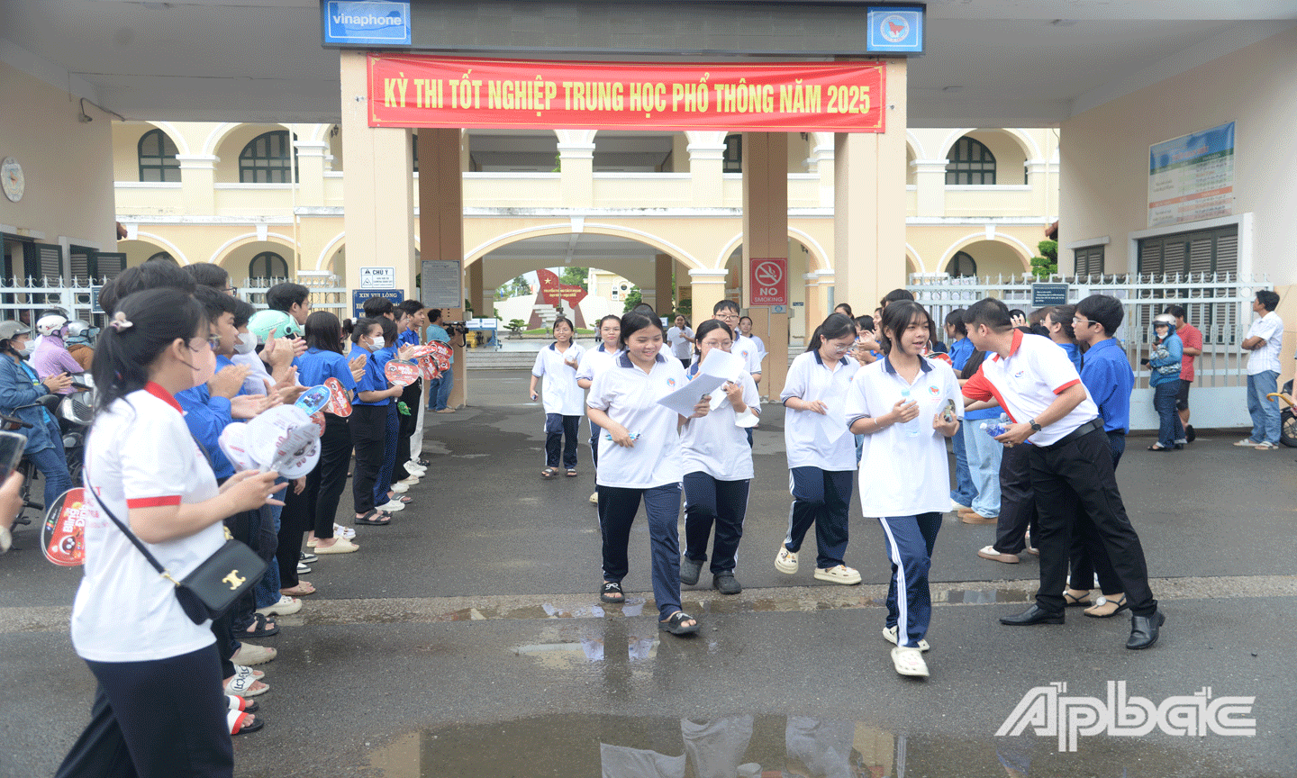 TS phấn khởi làm được bài môn Ngữ văn. 