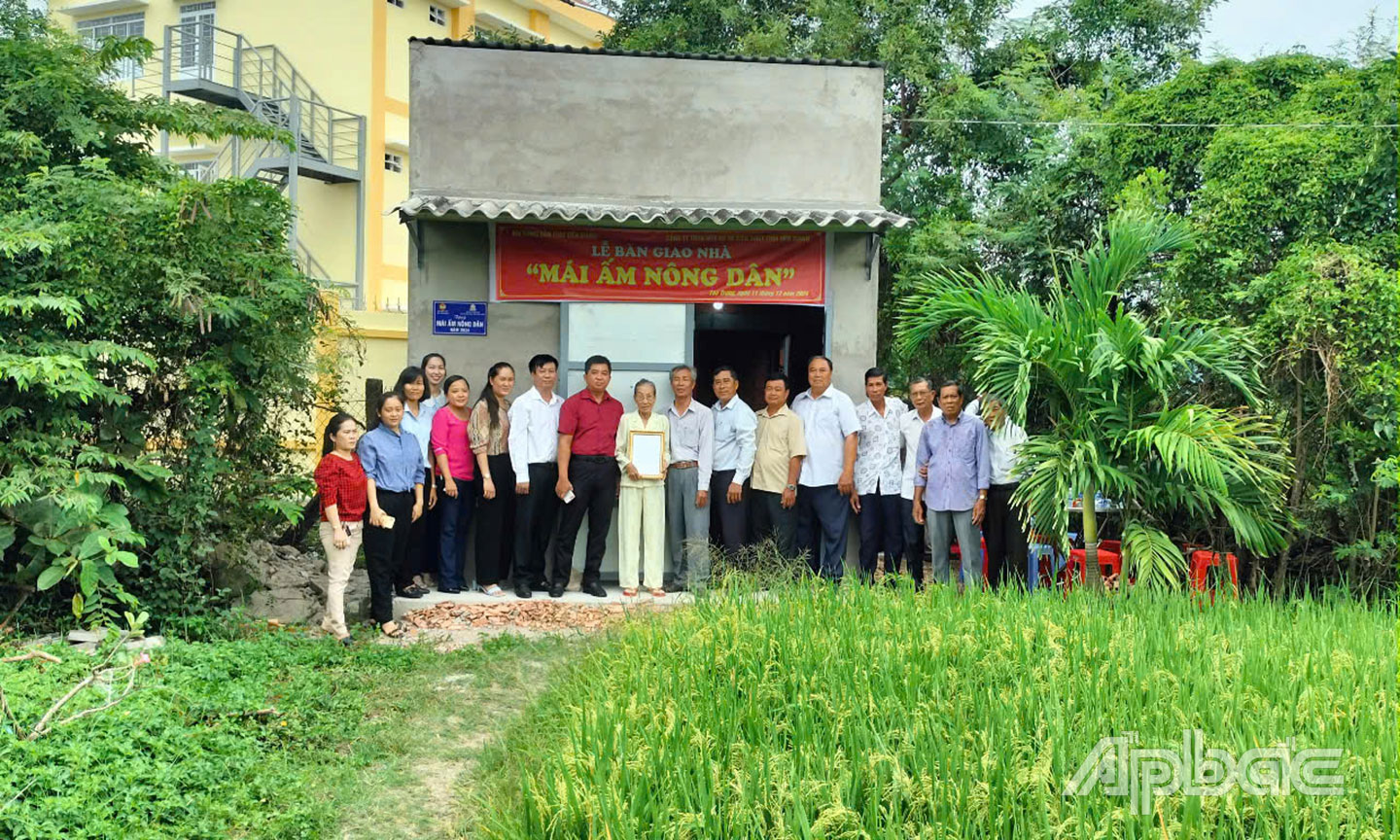Hội Nông dân tỉnh Tiền Giang trao “Mái ấm nông dân” cho hội viên có hoàn cảnh khó khăn trên địa bàn tỉnh.                                                                   Ảnh: LÊ MINH 
