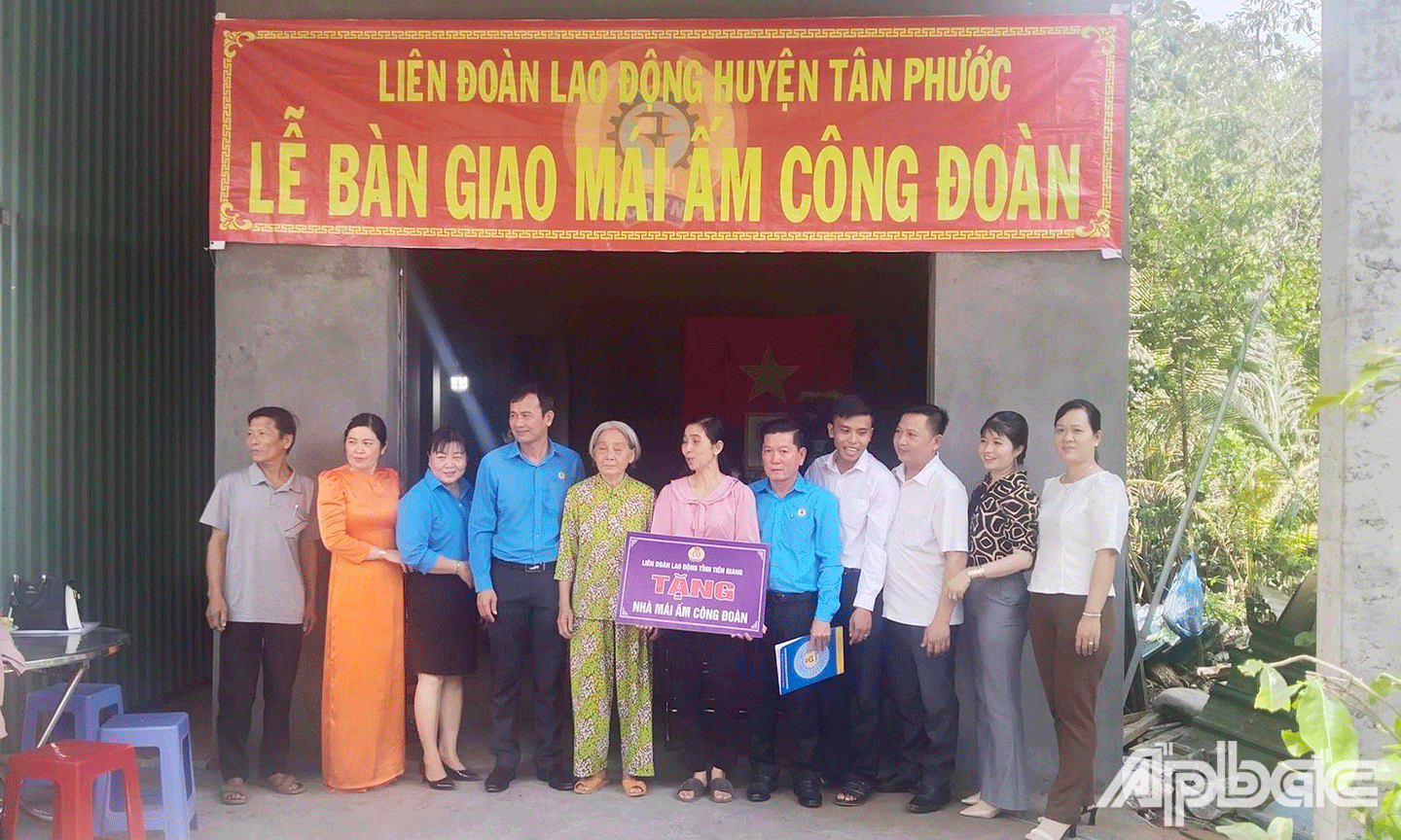 Trao-nhà-Mái-ấm-CĐ-cho-đoàn-viên-khó-khăn-nhà-ở