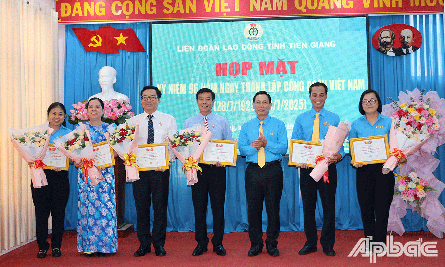 Ban Thường vụ LĐLĐ tỉnh đã trao tặng Kỷ niệm chương “Vì sự nghiệp xây dựng tổ chức Công đoàn” 