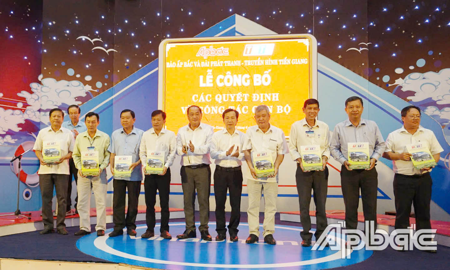 Trao quyết định lãnh đạo Trưởng các Phòng.