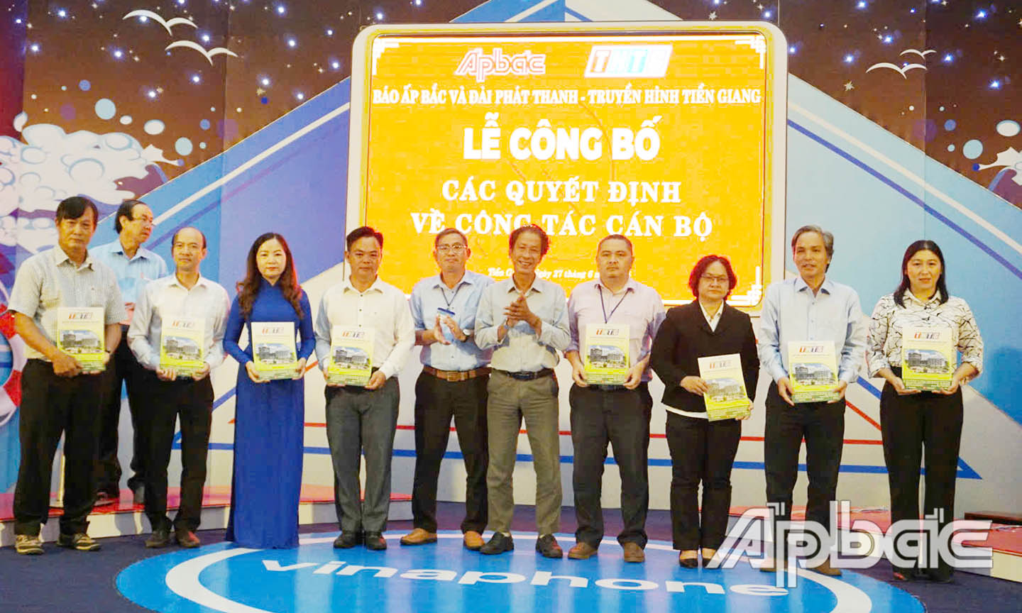  Trao quyết định lãnh đạo Phó Trưởng các Phòng và Trung tâm.