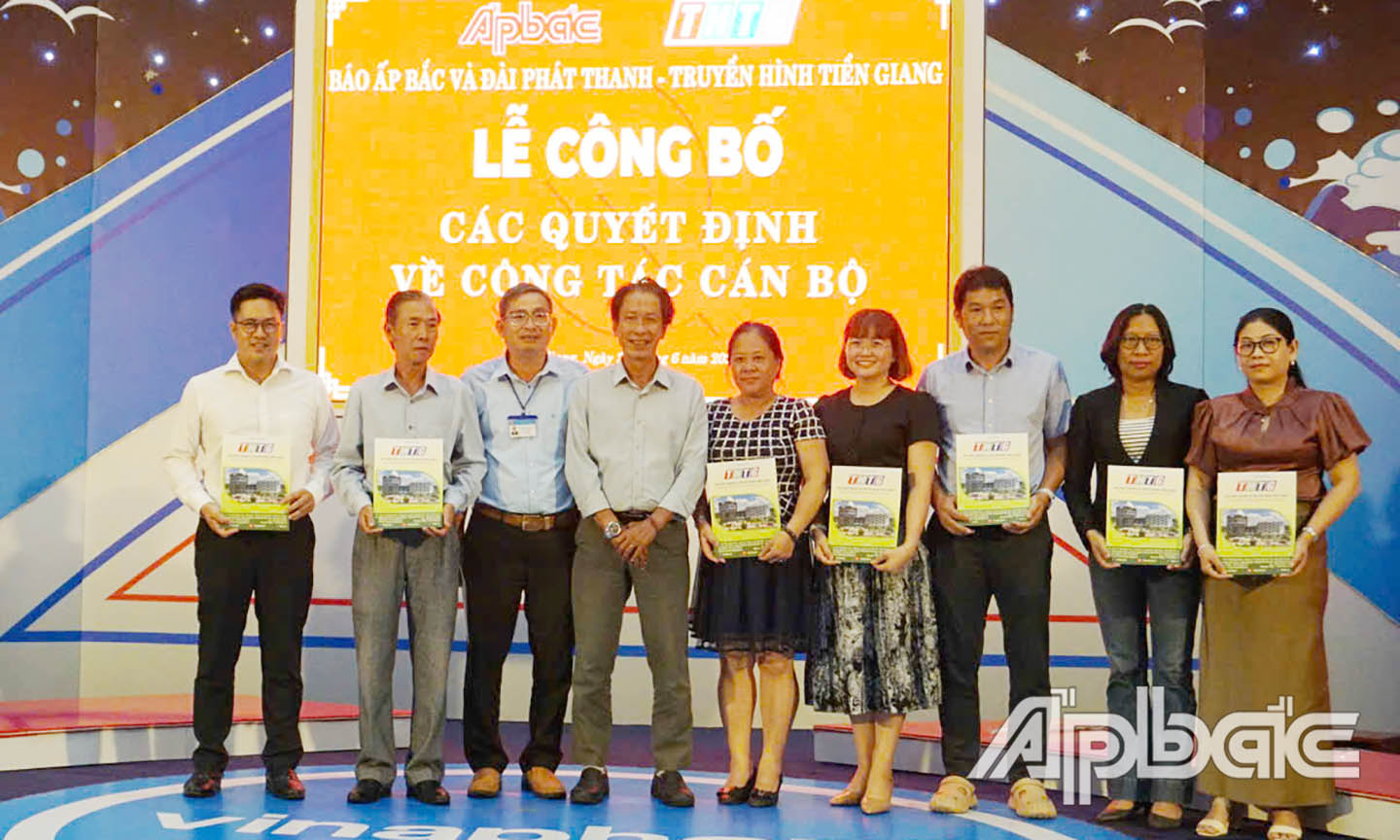  Trao quyết định lãnh đạo Trưởng các Phòng. Trao quyết định lãnh đạo Trưởng các Phòng và Trung tâm