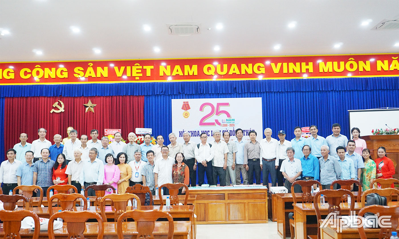 Đại biểu chụp hình lưu niệm tại buổi họp mặt 