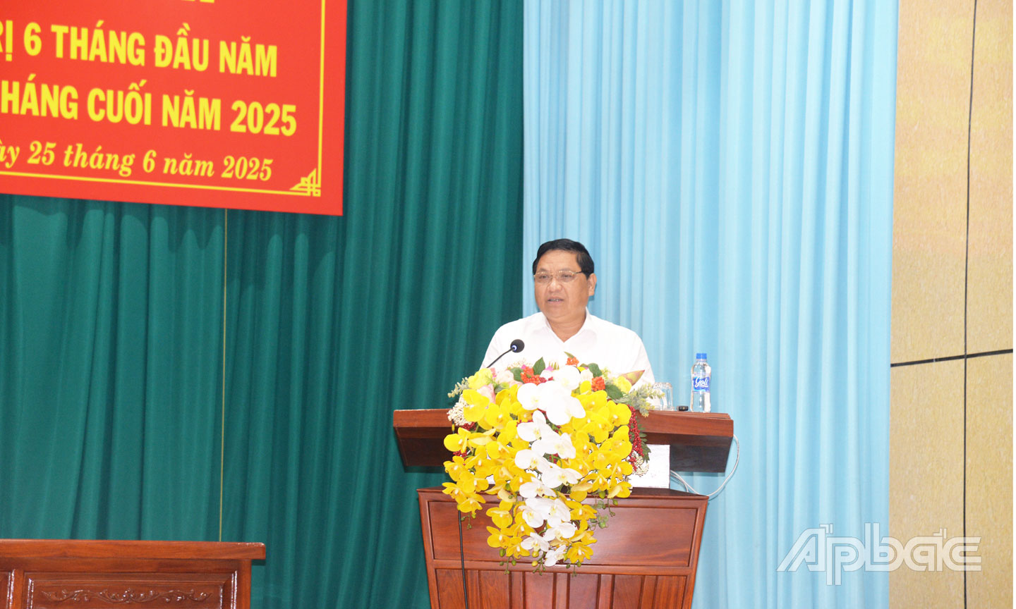 Đồng chí Lý Văn Cẩm báo cáo với Ban Chấp hành Đảng bộ tỉnh Tiền Giang về kết quả thực hiện công tác chuẩn bị tổ chức chính quyền địa phương 2 cấp.