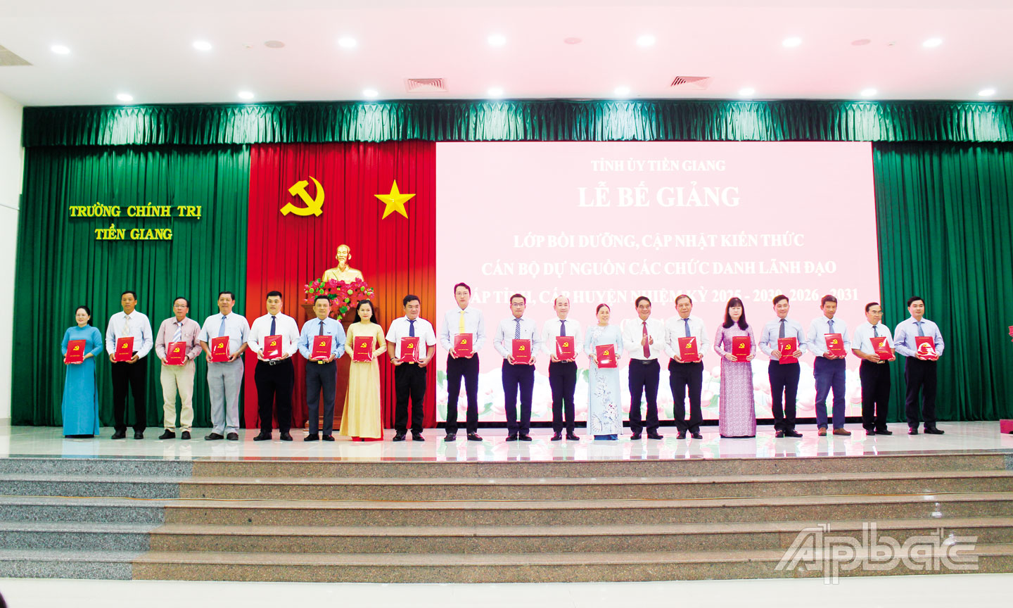 Đại diện Ban Thường vụ Tỉnh ủy Tiền Giang trao Giấy chứng nhận cho học viên hoàn thành lớp Bồi dưỡng, cập nhật kiến thức cho cán bộ dự nguồn các chức danh lãnh đạo, quản lý cấp tỉnh, huyện nhiệm kỳ, giai đoạn 2025 - 2030, 2026 - 2031. 