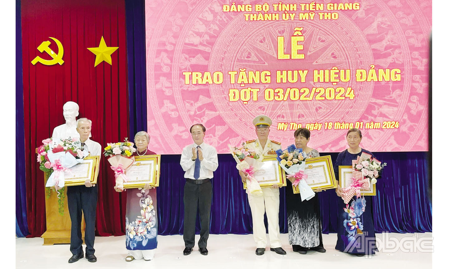 Đồng chí Trần Kim Trát, Ủy viên Ban Thường vụ Tỉnh ủy, Bí thư Thành ủy Mỹ Tho trao Huy hiệu Đảng đợt 3-2-2024 cho đảng viên. 				                                                                                         Ảnh: THANH TÙNG