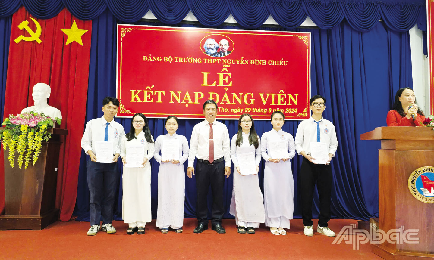 Bí thư Đảng ủy, Hiệu trưởng Trường THPT Nguyễn Đình Chiểu Võ Hoài Nhân Trung trao Quyết định Kết nạp Đảng cho 6 đảng viên.                           						                                 Ảnh: VIỆT PHƯƠNG