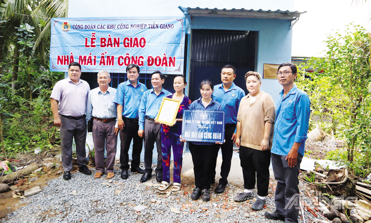 CĐCS Công ty TNHH Dụ Đức trao “Mái ấm Công đoàn” cho ĐV khó khăn về nhà ở.