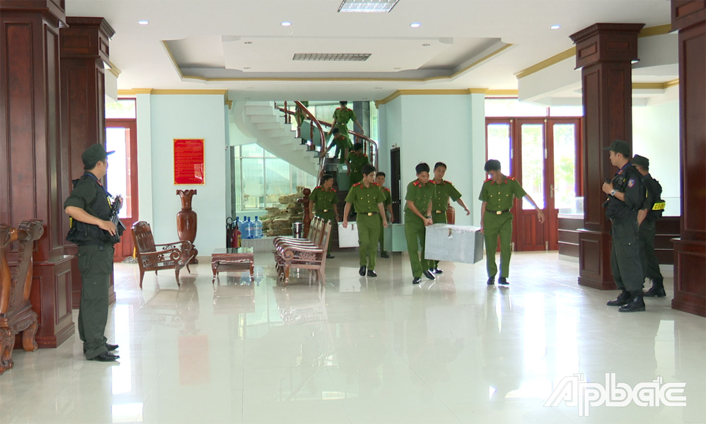 Công an tỉnh thực hiện nhiệm vụ vận chuyển đề thi. Ảnh Lê Hoài