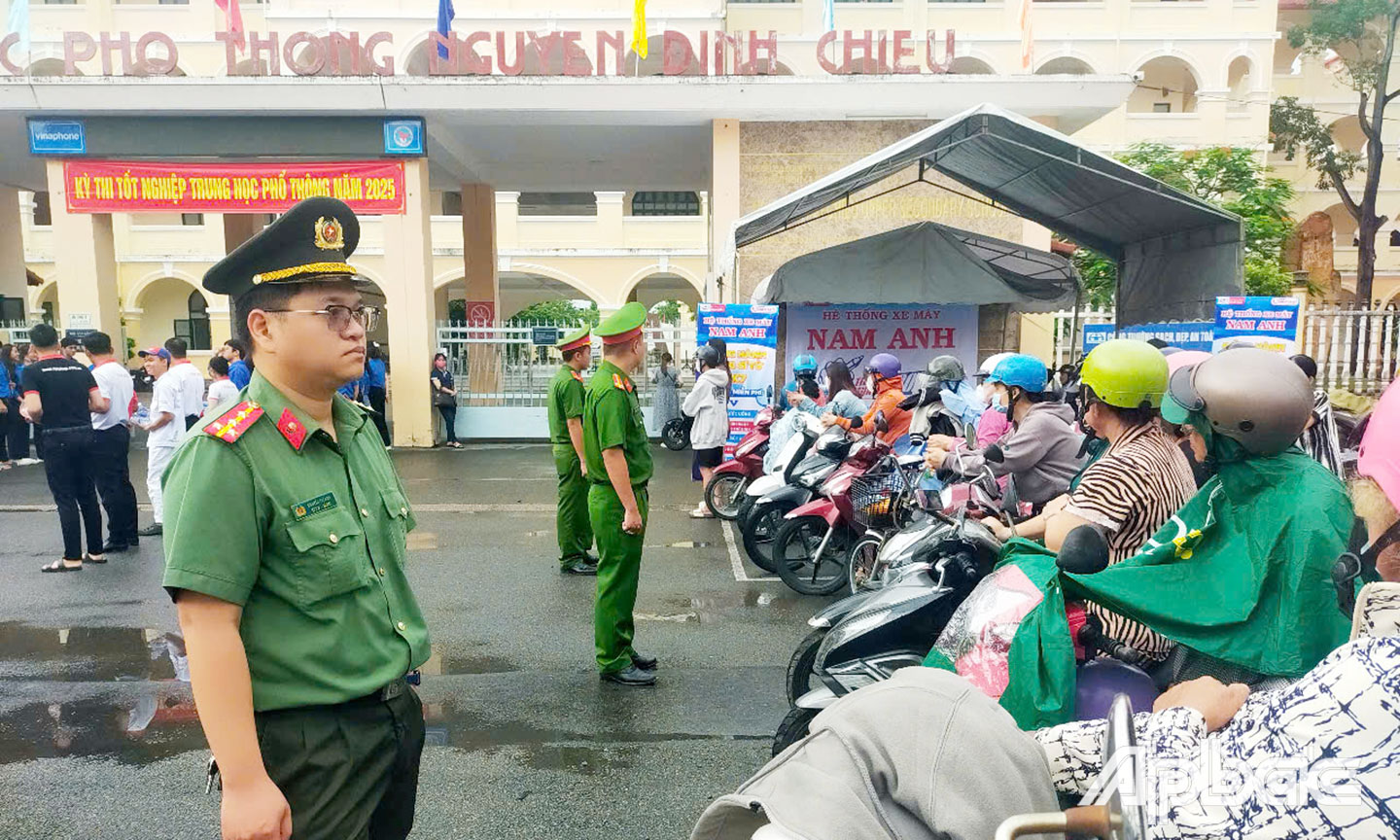 Đảm bảo an ninh trật tự trước cổng trường. Ảnh Thanh Việt
