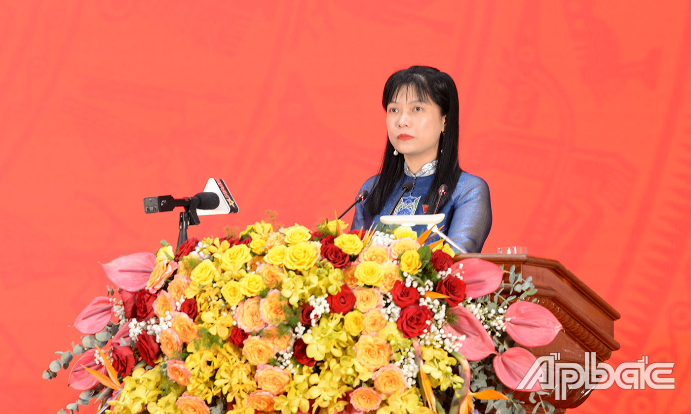 Đồng chí Tạ Thị Yên, Phó chủ nhiệm Ủy ban công tác đại biểu Quốc hội công bố các quyết định của trung ương