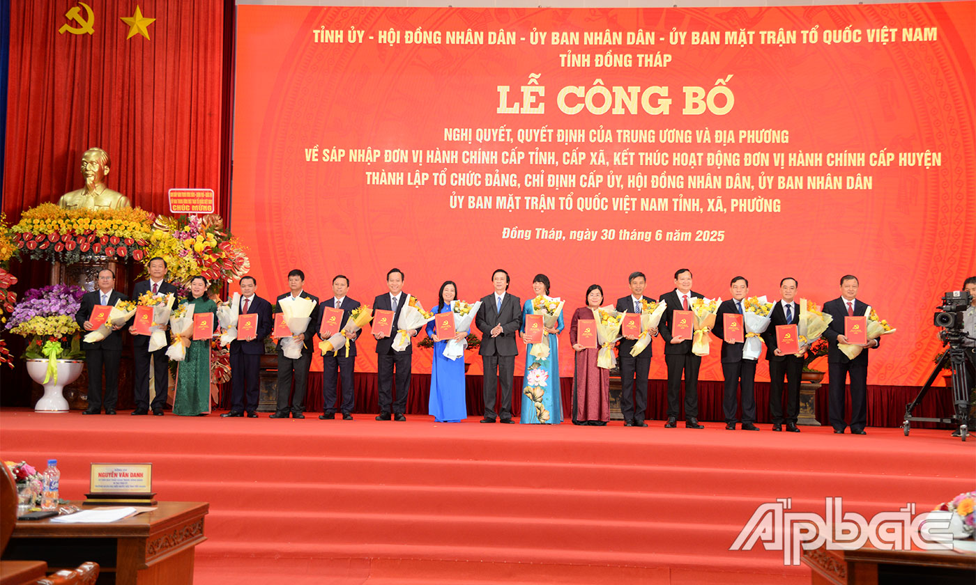 Đồng chí Nguyễn Văn Danh, Bí thư Tỉnh ủy Tiền Giang trao quyết định bổ nhiệm cho Bí thư các xã, phường
