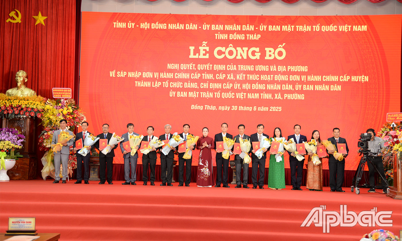 Đồng chí Nguyễn Hải Trâm, Phó Bí thư Thường trực Tỉnh ủy trao quyết định bổ nhiệm cho các tân Bí thư Đảng ủy xã, phường