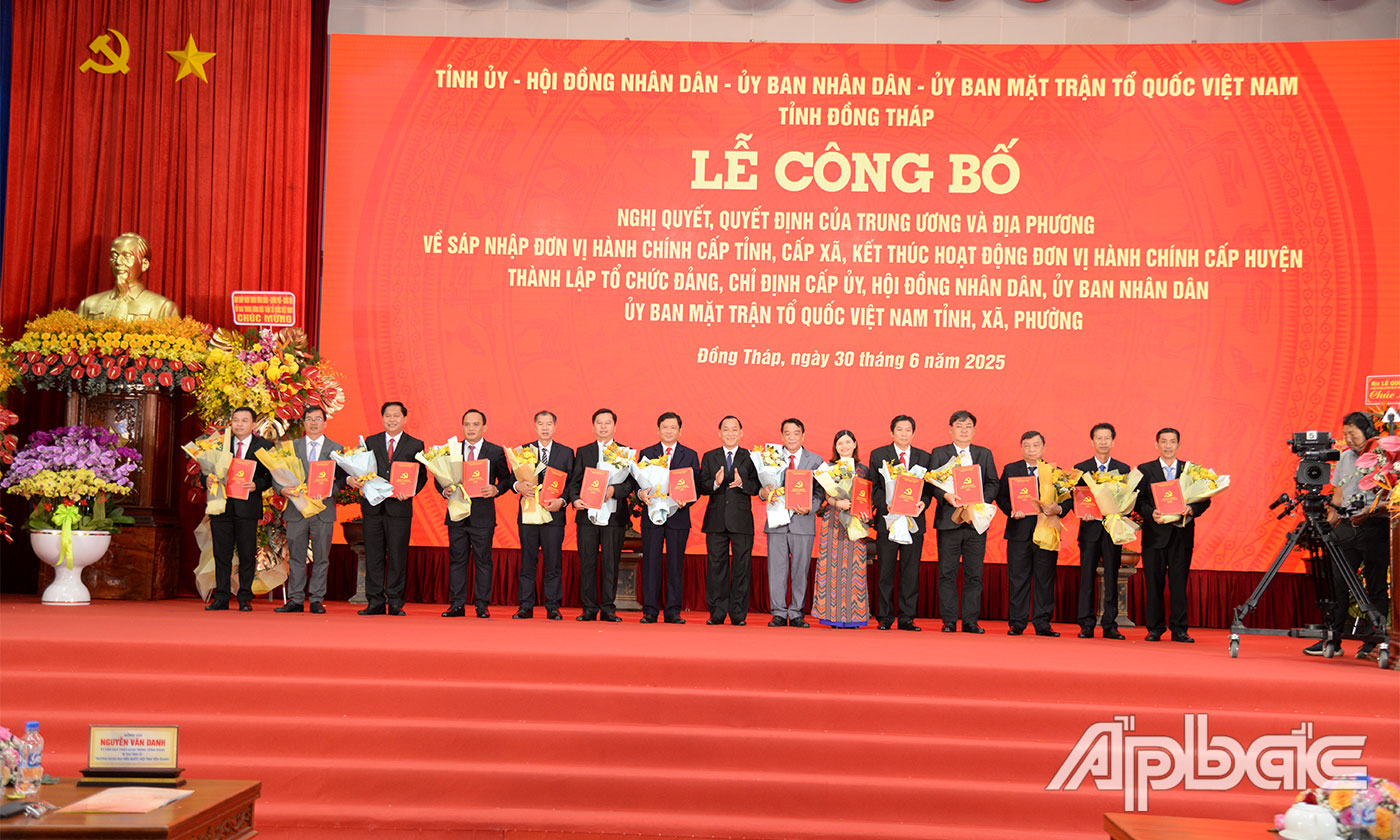 Đồng chí Nguyễn Văn Vĩnh, nguyên Phó bí thư Tỉnh ủy, Chủ tịch UBND tỉnh Tiền Giang trao Quyết định bổ nhiệm