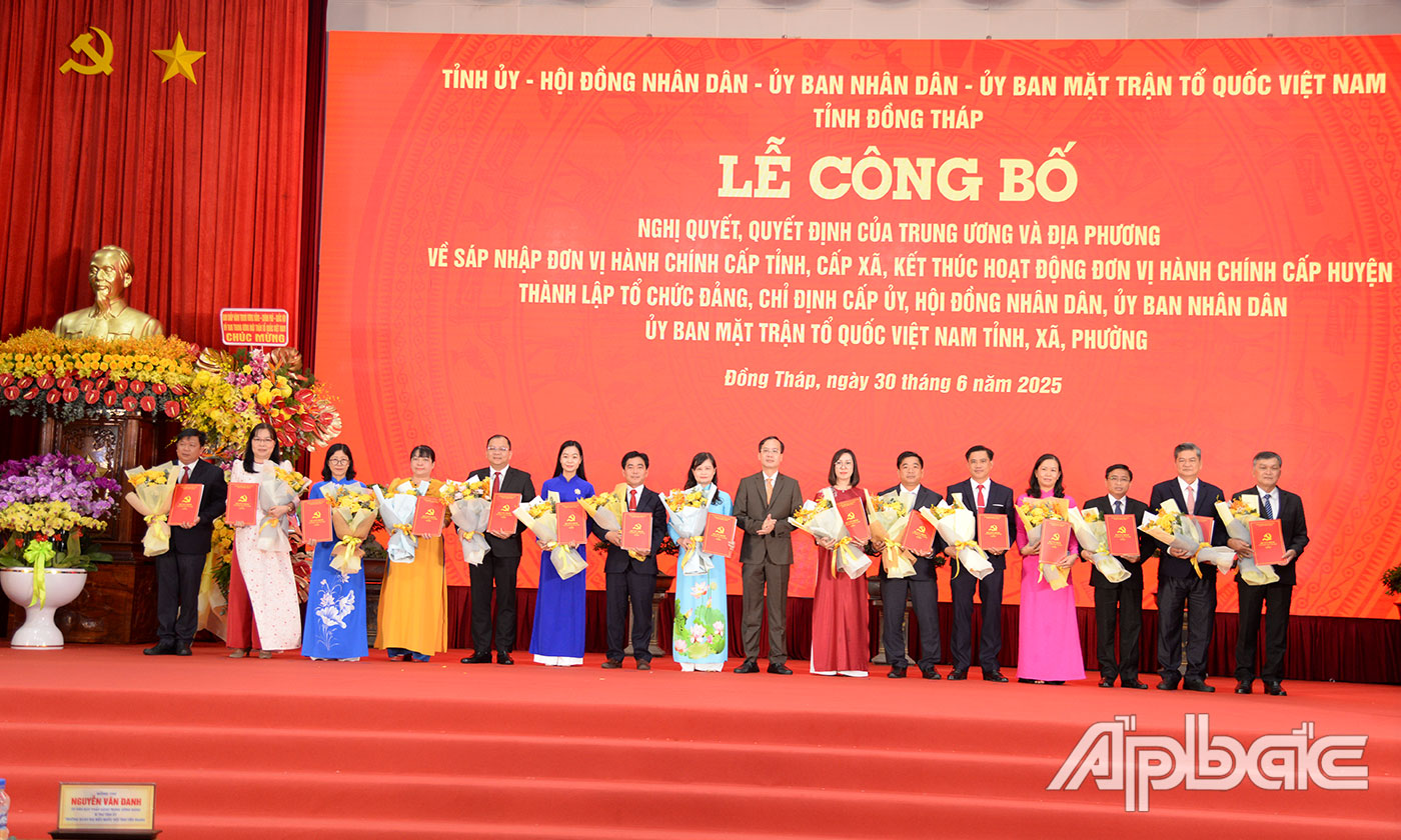 Đồng chí Trần Trí Quang, Phó Bí thư Tỉnh ủy, Chủ tịch Ủy ban nhân dân tỉnh Đồng Tháp trao Quyết định bổ nhiệm cho các tân Bí thư