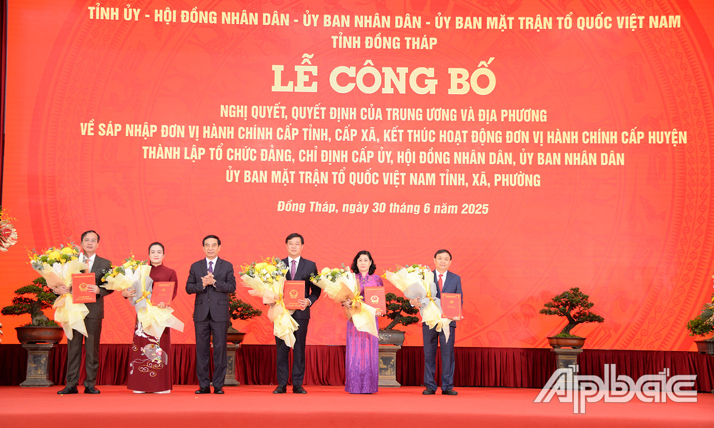 Đại tướng Phan Văn Giang, Ủy viên Bộ Chính trị, Bộ trưởng Bộ Quốc phòng trao các quyết định cho Thường trực Tỉnh ủy Đồng Tháp