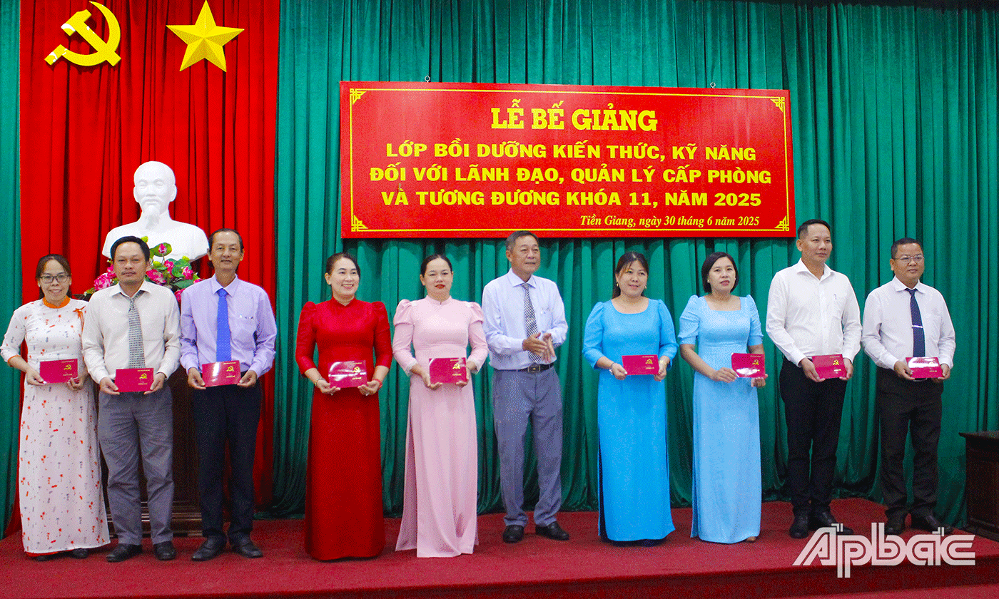 Phó Hiệu trưởng Trường Chính trị tỉnh Tiền Giang Nguyễn Văn Sơn phát biểu tại buổi lễ.