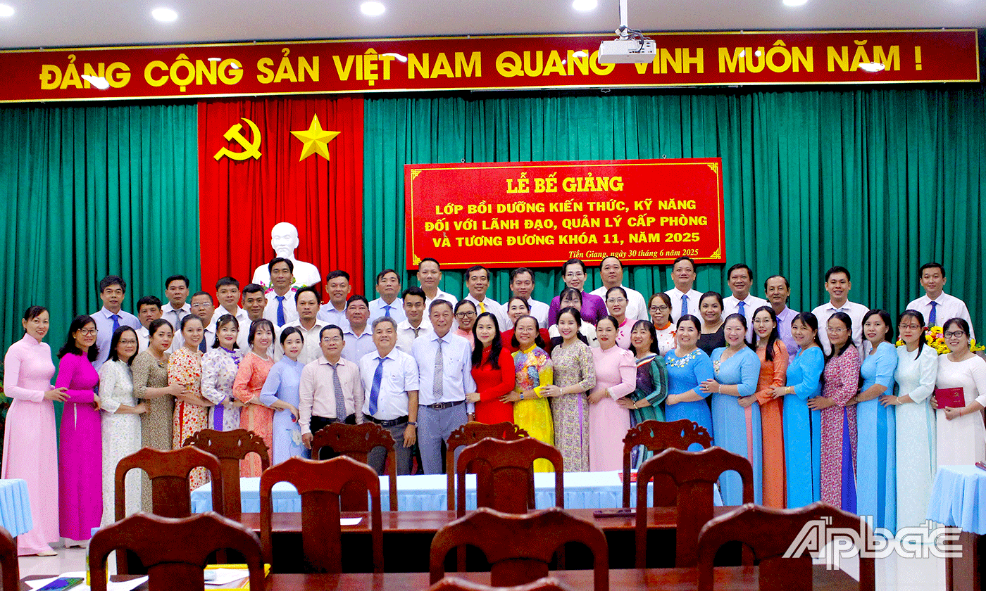 Tập thể lớp chụp hình lưu niệm.