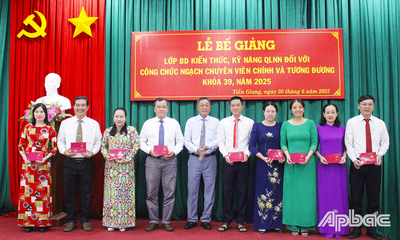 Phó Hiệu trưởng Trường Chính trị tỉnh Tiền Giang Nguyễn Văn Sơn phát biểu tại buổi lễ.