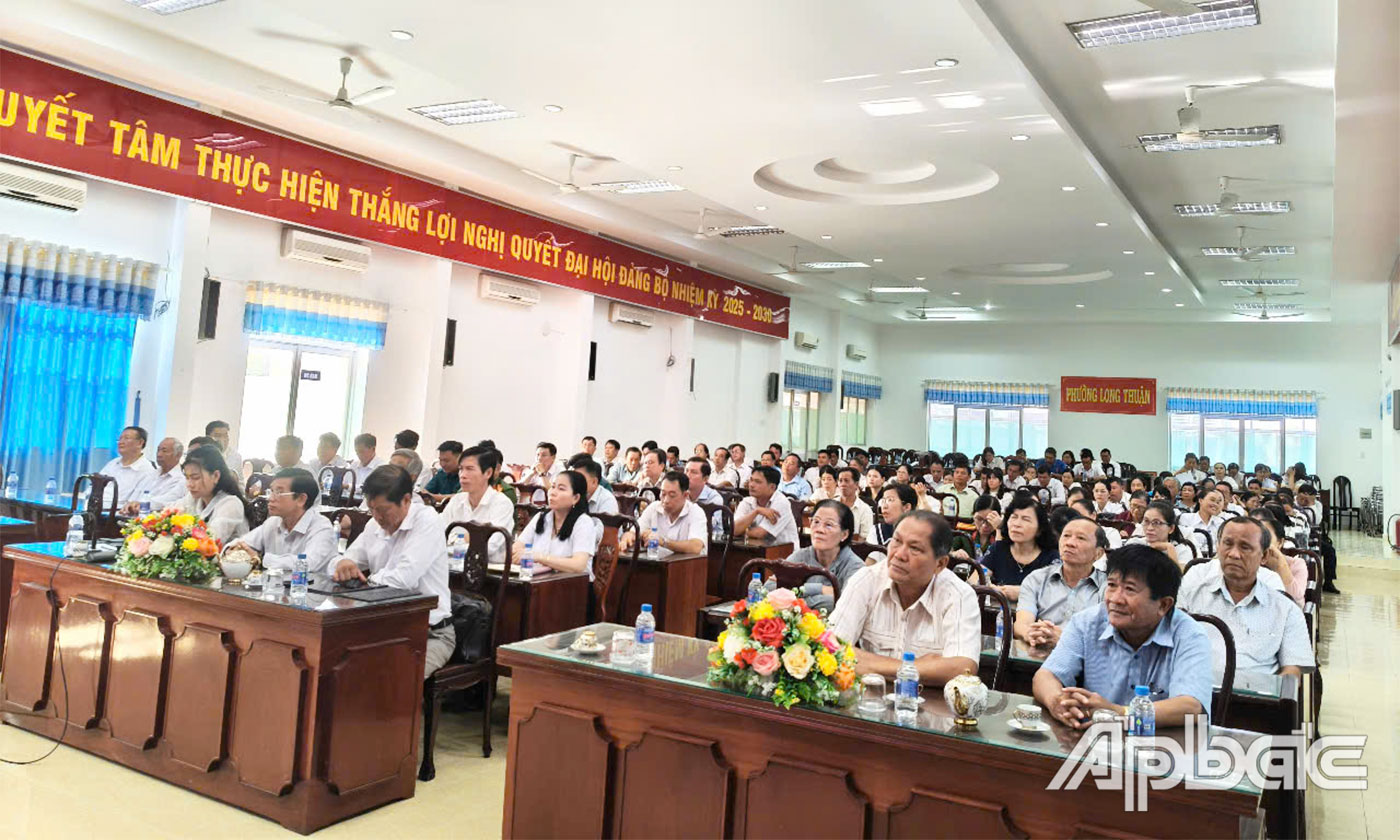 Quang cảnh lãnh đạo, cán bộ, công chức, người lao động dự Hội nghị trực tuyến Lễ công bố các nghị quyết, quyết định của Trung ương.
