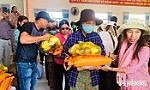 Xã Vĩnh Bình tặng quà cho người khuyết tật
