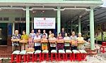 Xã Vĩnh Hựu: Trao tặng 100 phần quà cho hộ nghèo, cận nghèo, người khuyết tật