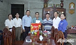 Lãnh đạo xã Tân Phú Đông thăm, tặng quà gia đình chính sách