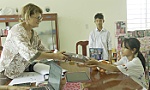 Hội Pousse - Pousse (Cộng hòa Pháp) tặng quà trẻ em có hoàn cảnh khó khăn tại xã Tân Thới