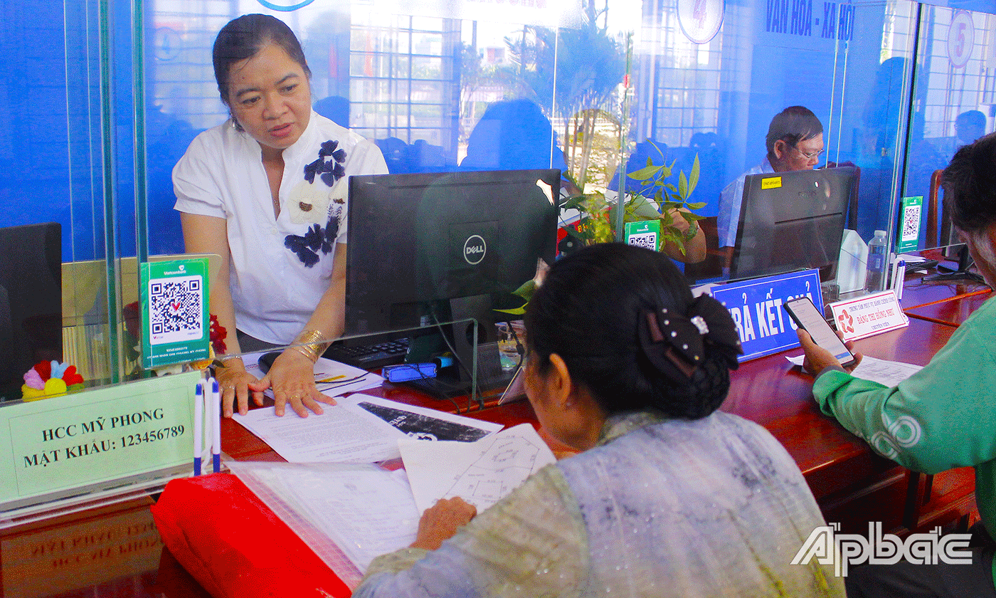 Nâng cao bản lĩnh chính trị, phẩm chất cán bộ 